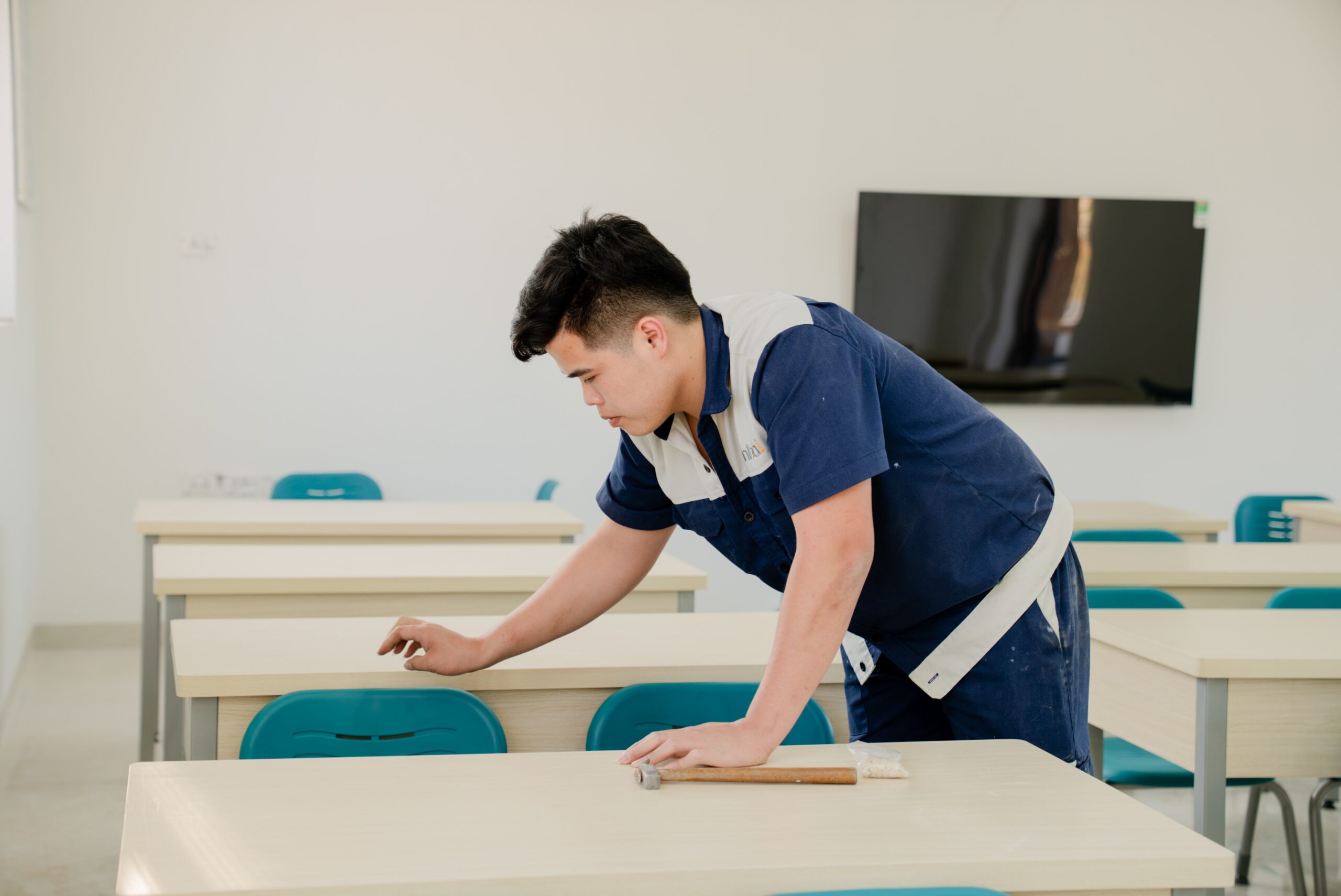 Lắp đặt bàn ghế tại công trình