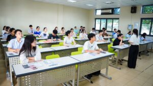 Ảnh thực tế lớp học ( nguồn FB ĐH Bách Khoa HCM)